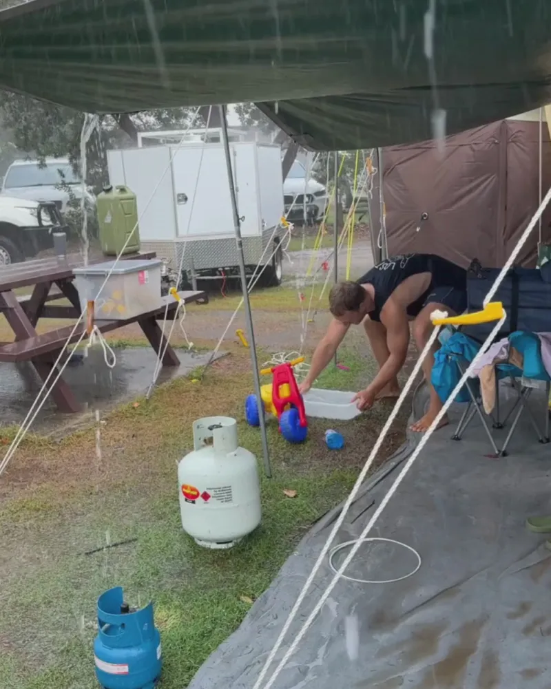 Hydroflow<OZtrail Hydroflow Deluxe 4.5 Gazebo - Navy